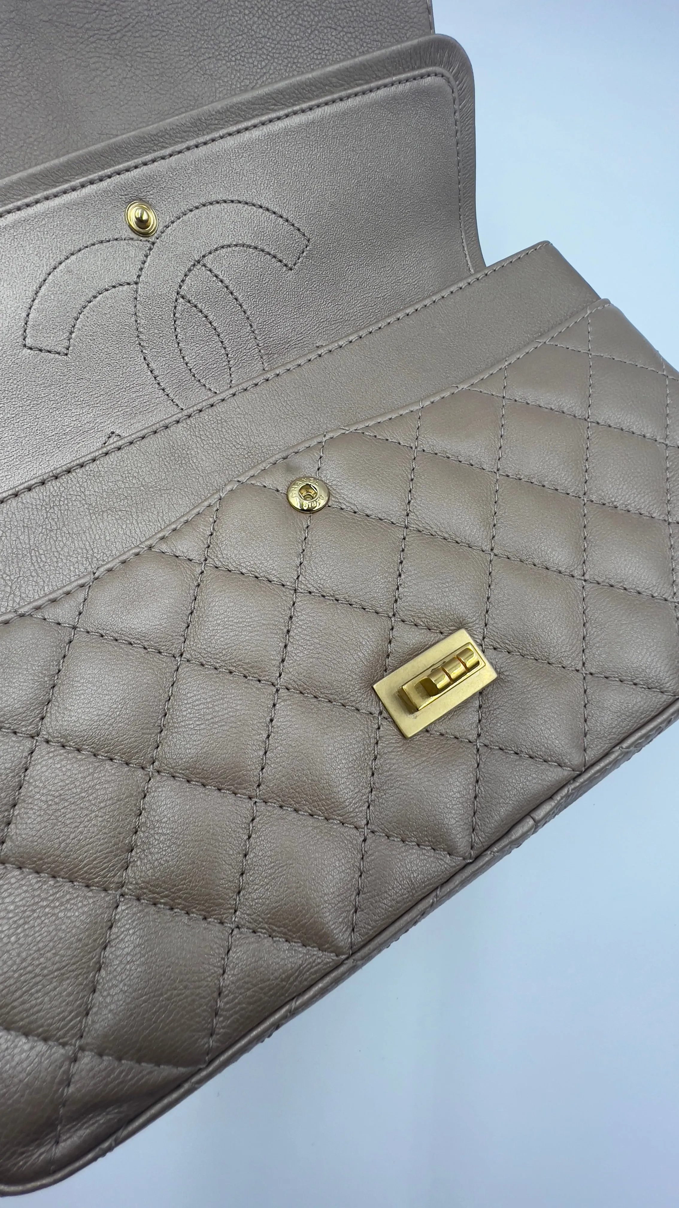 Chanel Classic Reissue 2.55, Size 226/28 cm/Medium
