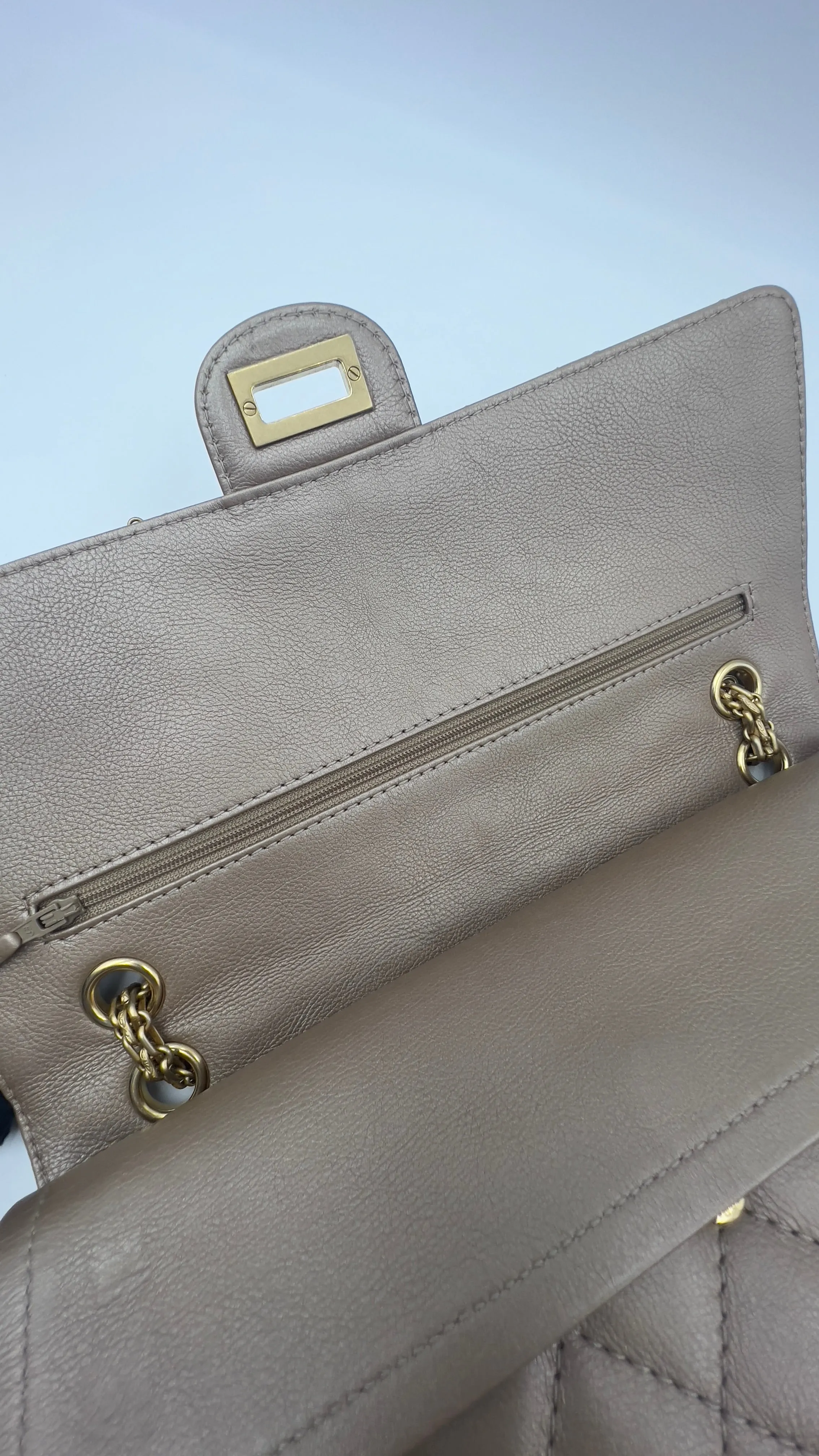 Chanel Classic Reissue 2.55, Size 226/28 cm/Medium